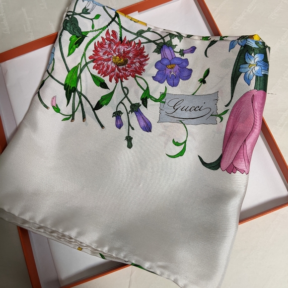 Gucci Floral Silk Carre - Picture 6 of 11